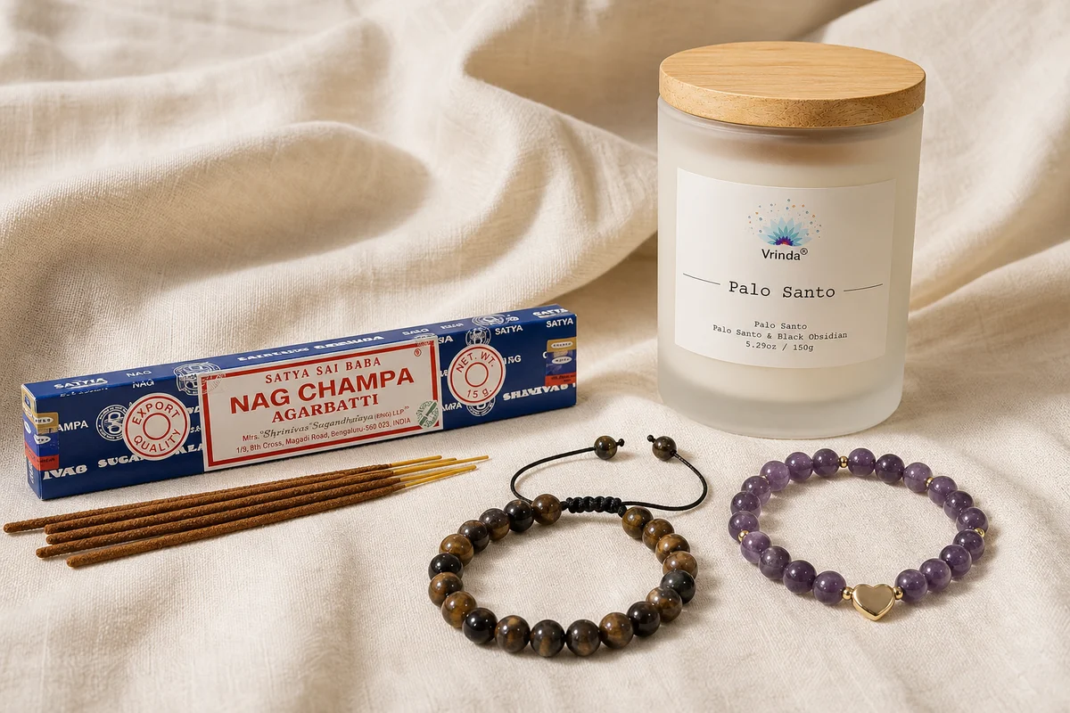 Vela Palo Santo, Inciensos Nag Champa y pulseras sobre lino crema