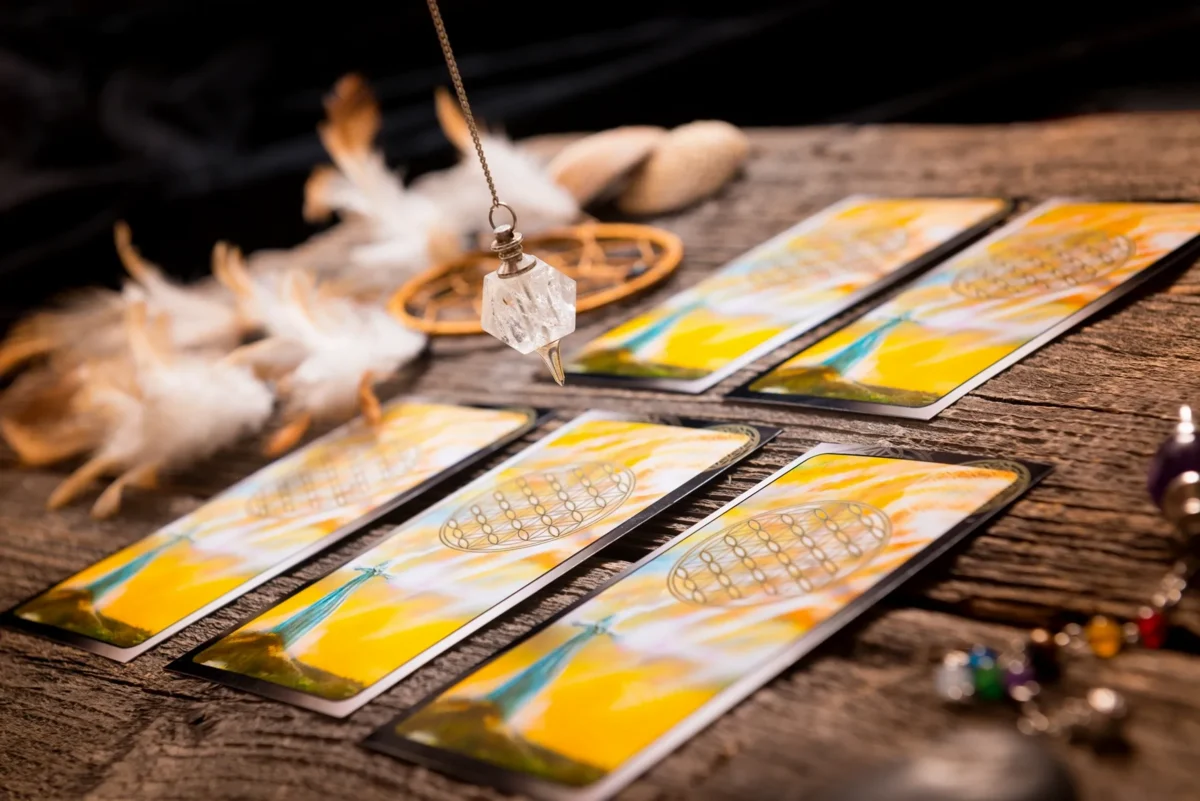 Cartas, cristales y vela en un espacio de consulta